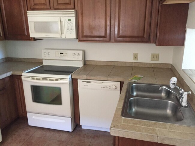 Building Photo - 1810 E Blacklidge Dr