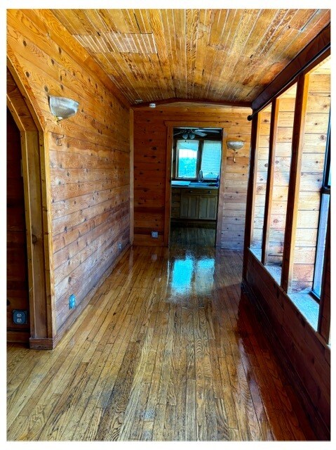 Pasillo - 416 S Leroux St