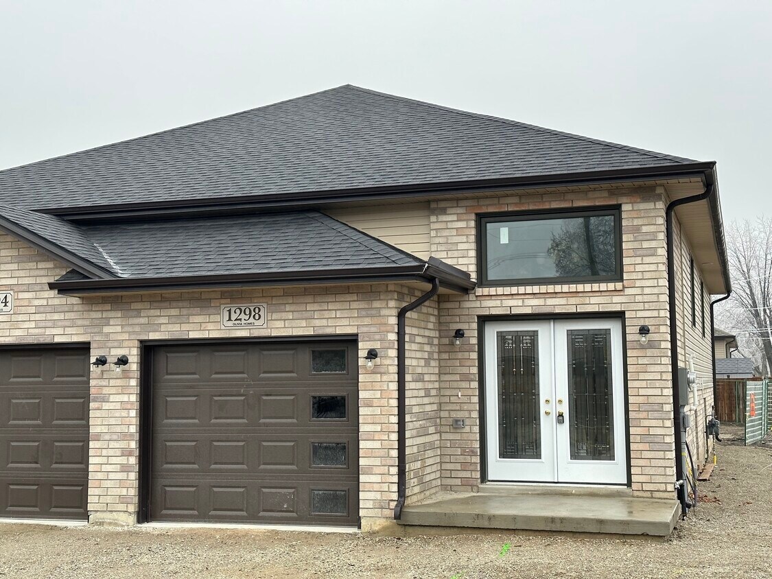 Photo principale - Brand New 2-Bedroom Townhome – Available I...