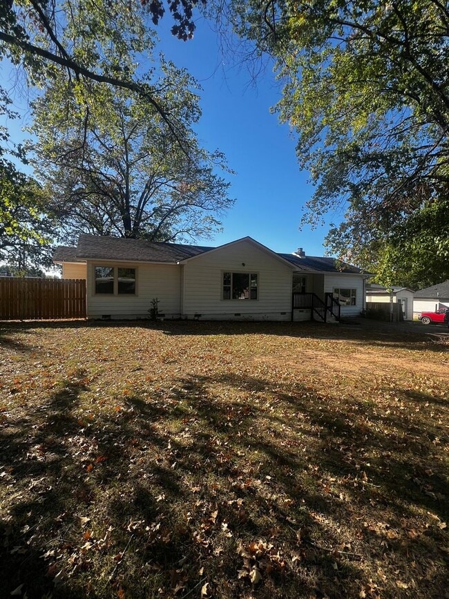 Building Photo - Newly remodeled 4 bedroom 2 bathroom house