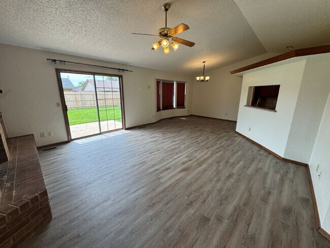 Foto del edificio - 8401 Woodhue Dr