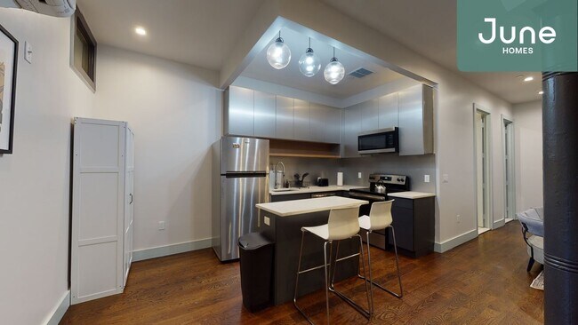 Foto del edificio - ROOM ONLY in 4-bed/2.0-bath Home