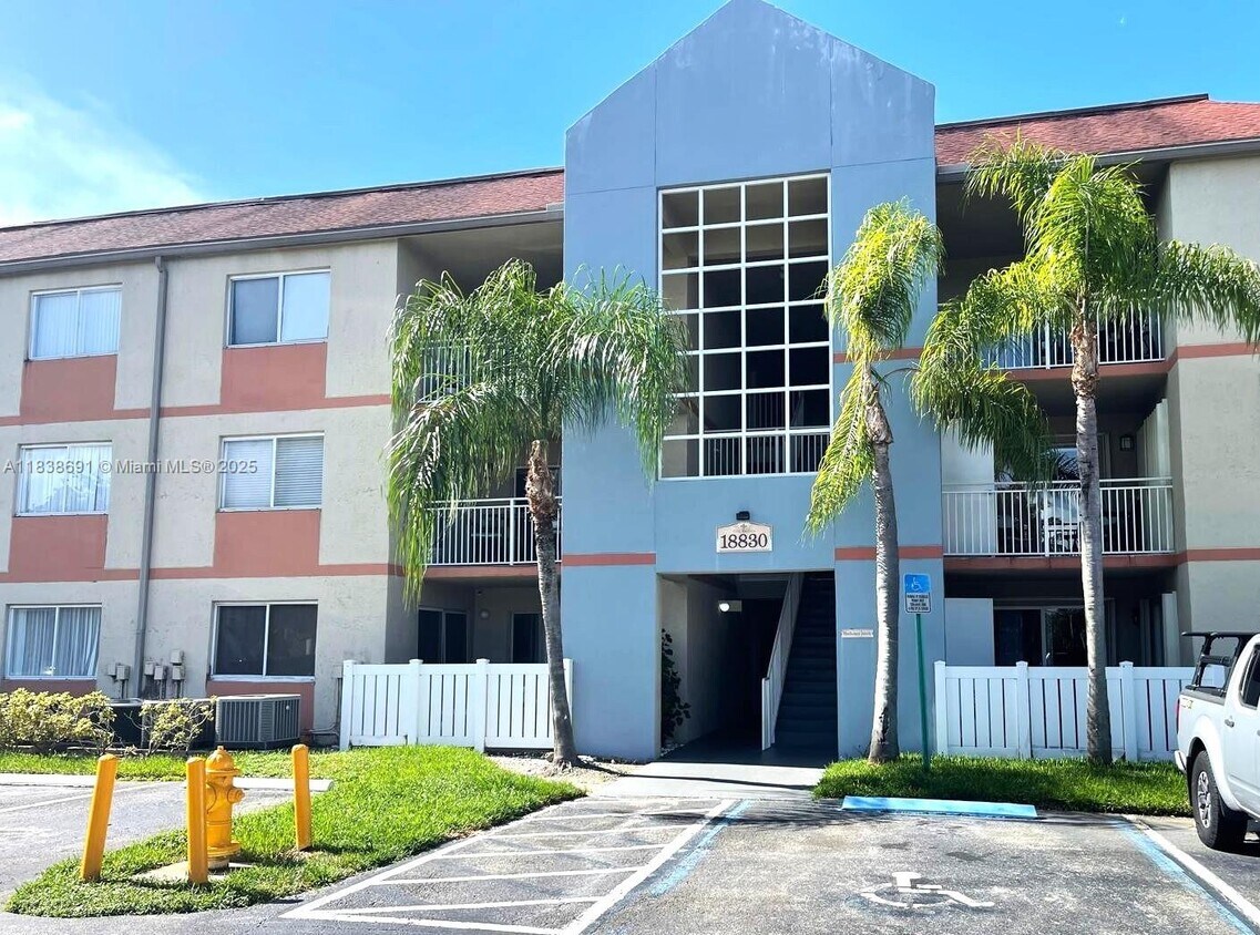 Foto principal - 18830 NW 57th Ave