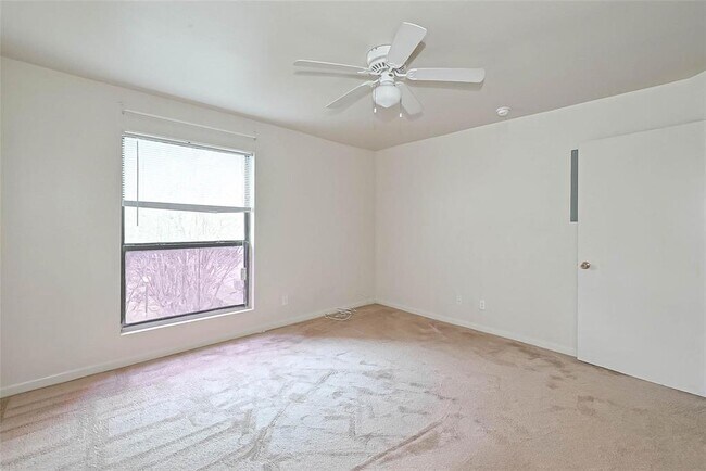Foto del edificio - 3045 Walnut Bend Ln