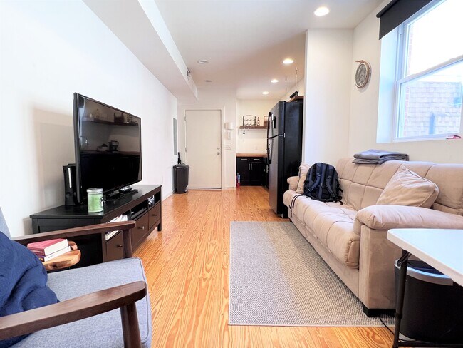 Building Photo - 2623 W Girard Ave