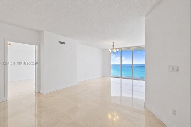 Foto del edificio - 16699 Collins Ave