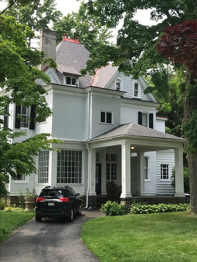 Building Photo - 347 Elwick St