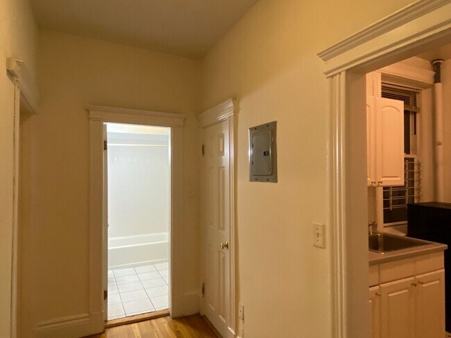 Foto del edificio - Nicely located studio near the Green Line.