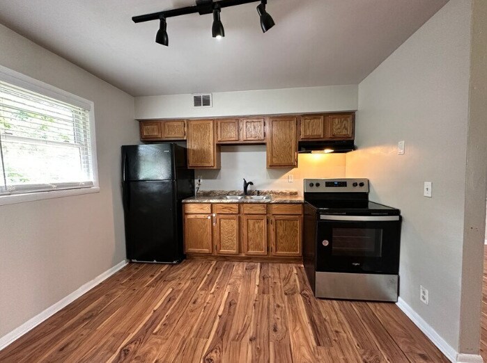 Foto principal - The Lofts at Winchester! 2 BR, 1 Bath, Off-Street Parking, Small Pets Ok!
