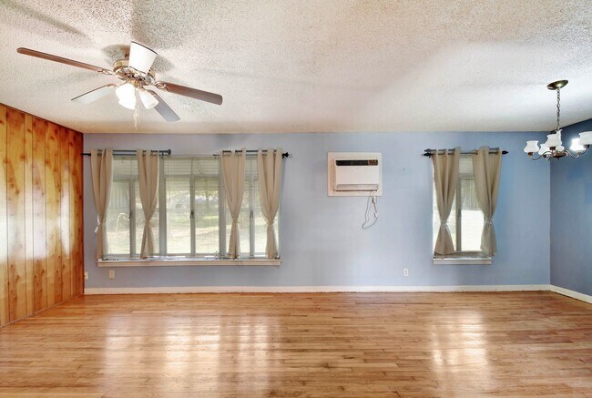 Foto del edificio - Charming move-in ready home on a spacious ...
