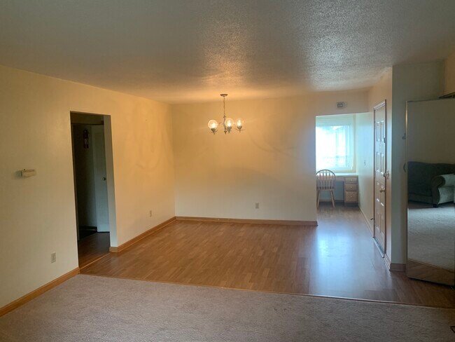 dining area - 1840 Brownstone Blvd