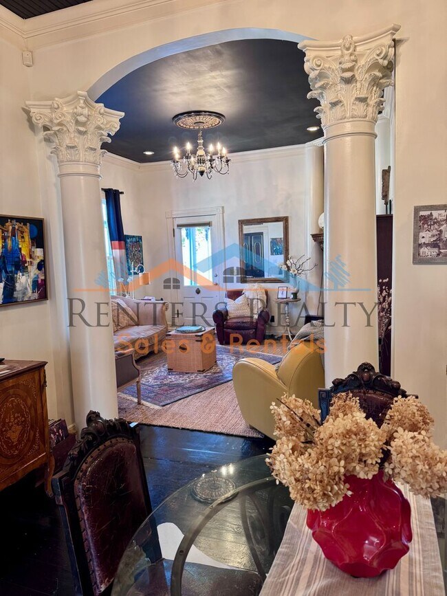 Foto del edificio - Historic Charm Meets Artistic Luxury in the Heart of Old Town Huntsville