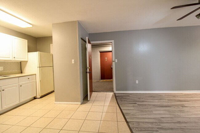 Foto del edificio - Summit House - Walk to UF Health Shands  - Laminate Flooring!