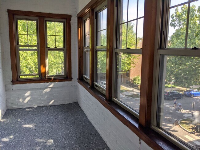 Foto del edificio - 1307 W Newport Ave