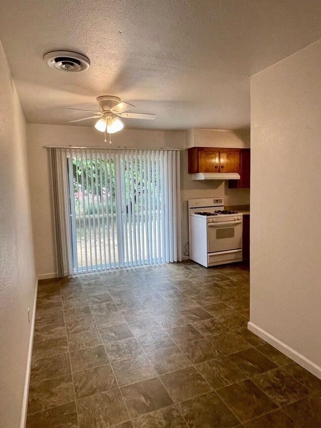 Foto del edificio - 2 BED 1.5 BATH SINGLE DUPLEX