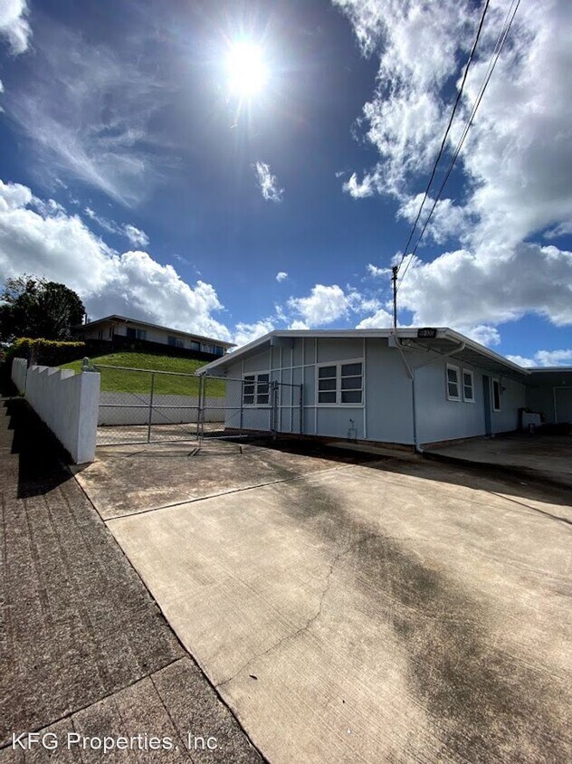 3 br, 2 bath House 99635 Pualaa Street House Rental in Aiea, HI