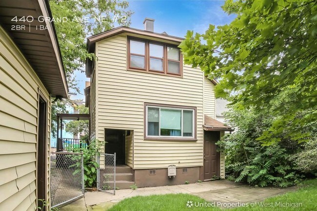 Foto del edificio - 440 Grand Ave NE