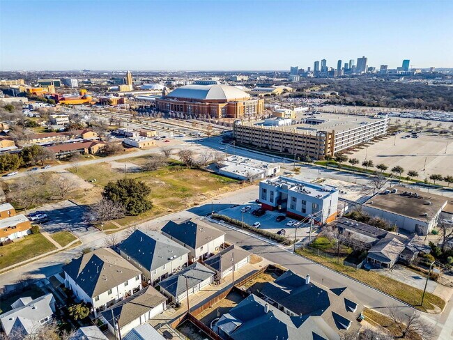 Foto del edificio - New Townhome Just Steps Away from Fort Worth's Cultural District