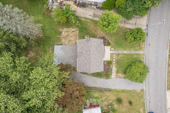 Foto del edificio - AVAILABLE SEPT 1st!! Check out this BEAUTIFUL & UPDATED home in Penn Hills!