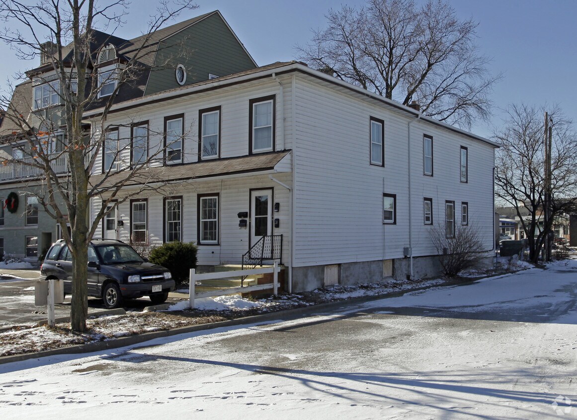 Building Photo - 5912 8th Ave
