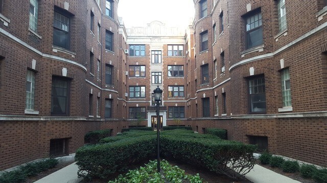 Primary Photo - 2328 N Lincoln Park W