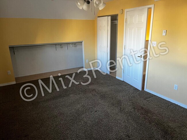 Dormitorio 1 - 807 S Main St