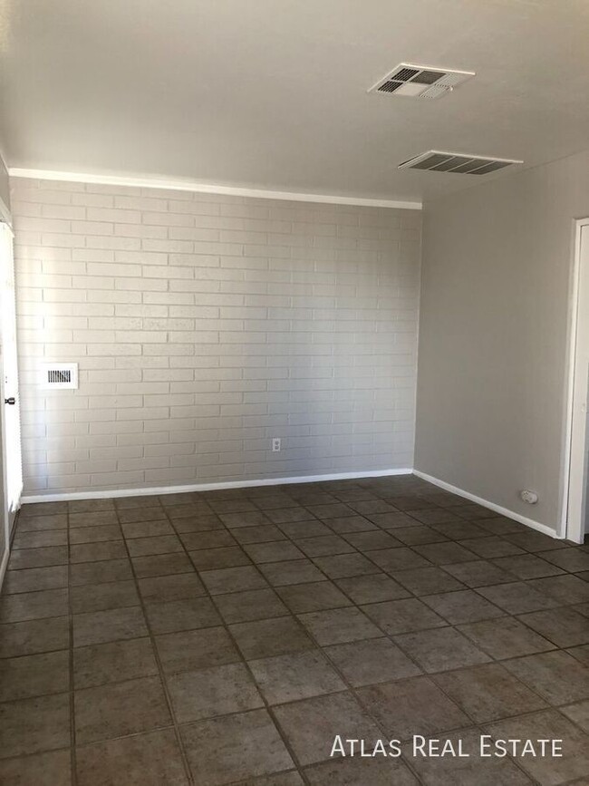 Building Photo - COMING SOON! Spacious One Bedroom in the C...