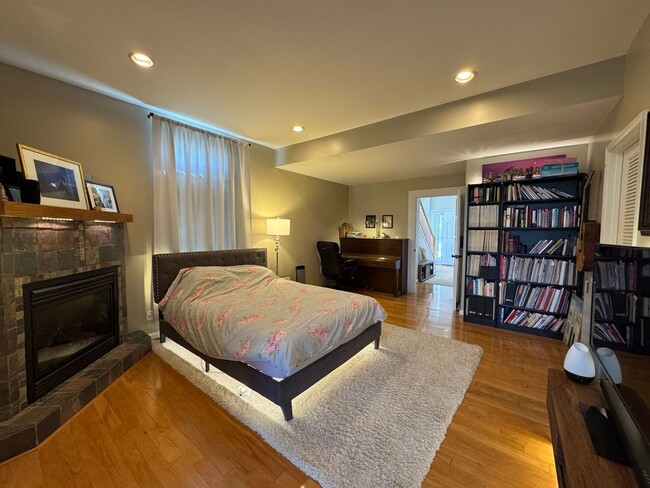 Building Photo - Gorgeous 3 Bed Bed 2/2 Bath End-Unit Townh...