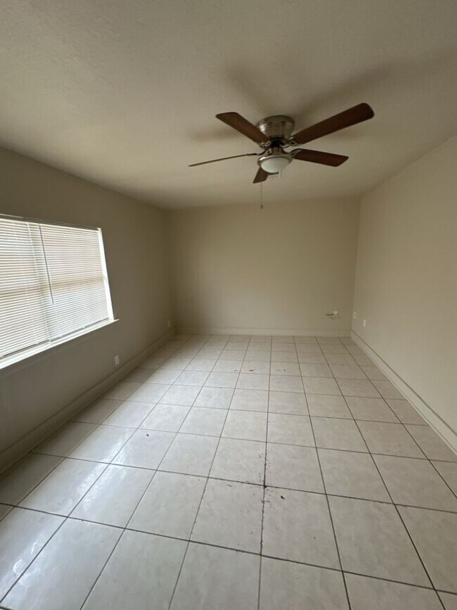 Building Photo - AVAILABLE NOW!