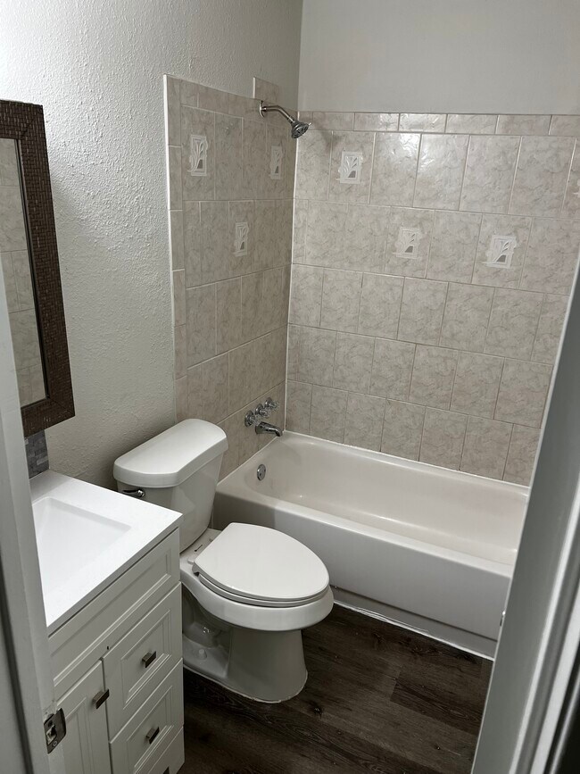 Foto del edificio - 230 N Holly Ave