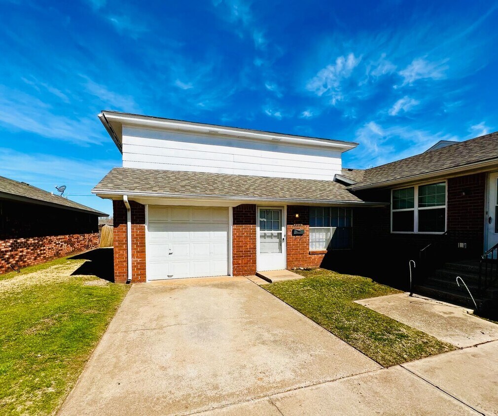 Primary Photo - Beautifully Updated 2BD 1BA, Two-Story Dup...