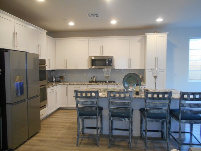Building Photo - Welcome to this stunning 3-bedroom, 2-bath...