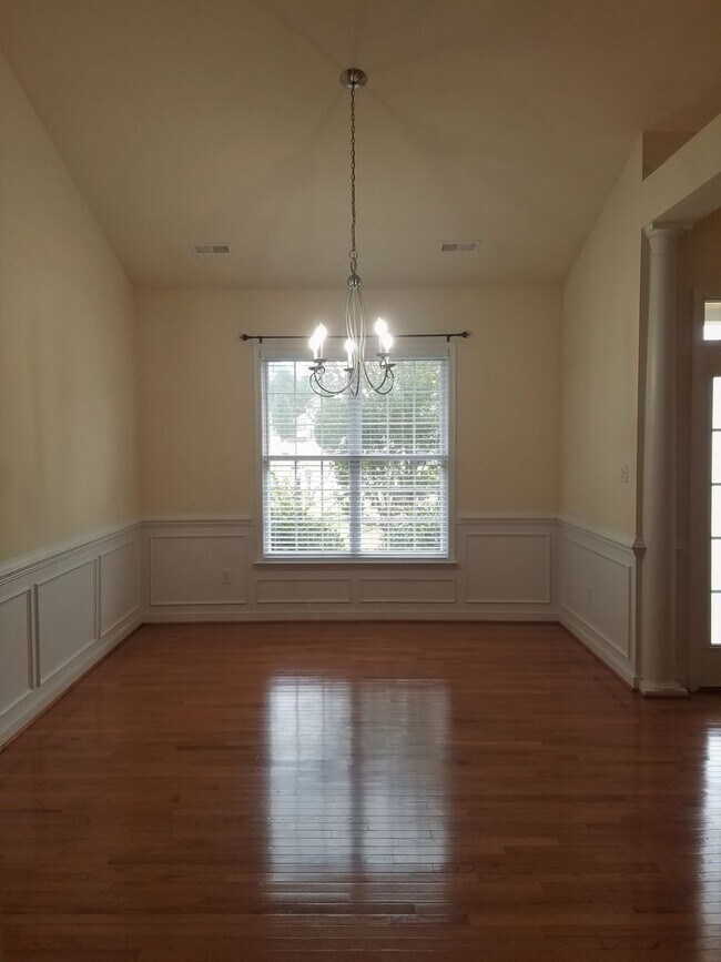 Foto del edificio - Beautiful transitional 4 bedroom brick rancher on quiet street just off of Hull Street/Genito Roa...