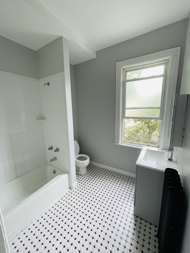 Spacious Bathroom - 10 Amackassin Ter