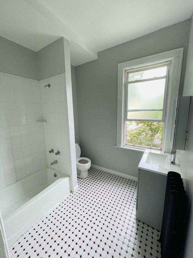 Spacious Bathroom - 10 Amackassin Ter Apartments