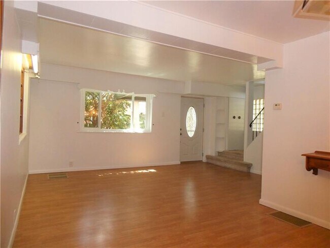 Large Living room - 2903 May Street Ext