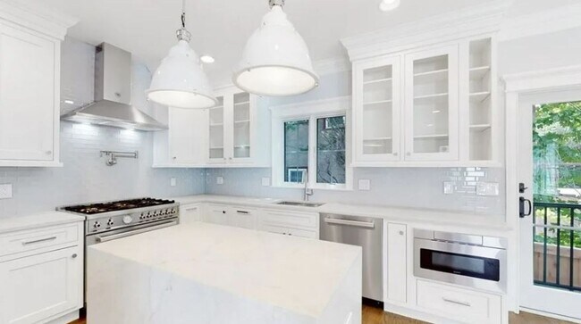 Foto del edificio - Charming 4 Bedroom-No Broker Fee