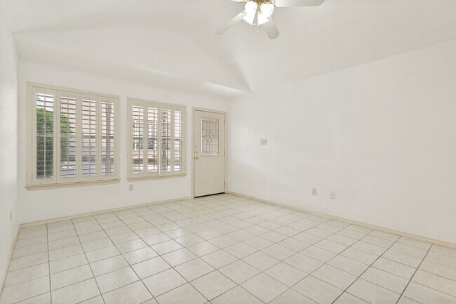 Foto del edificio - 2-BEDROOM, 2.5-BATHROOM + FLEX SPACE DUPLEX/CONDOMINIUM IN TERRELL HEIGHTS