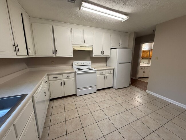 Building Photo - 110/112 Jockey Club Dr