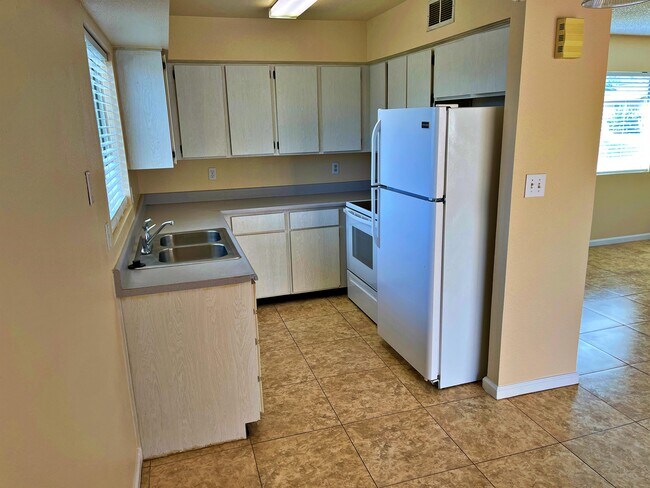 Building Photo - 910 S Acorn Ave