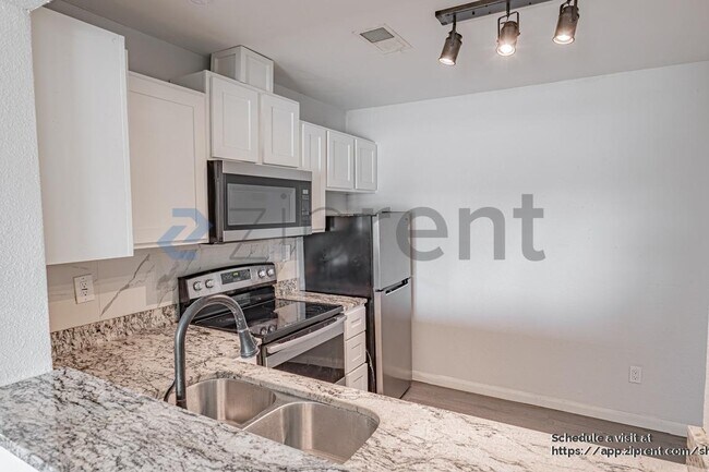 Foto del edificio - 2200 E Trinity Mls Rd