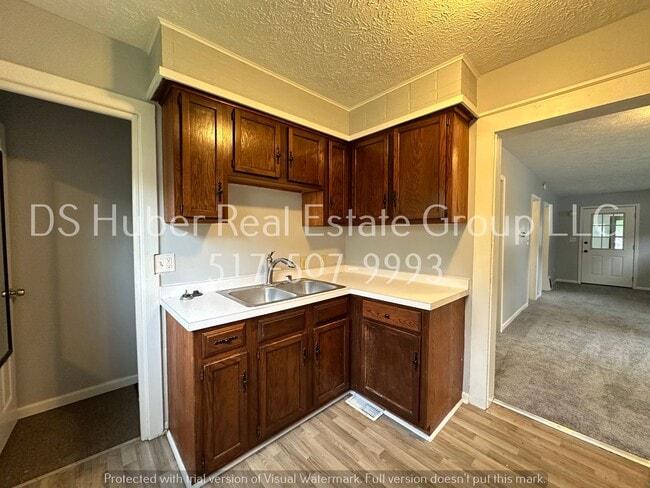 Building Photo - 2 Bedroom 1 Bath Move-in Ready!!