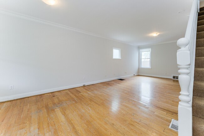 Building Photo - 615 Crawford St