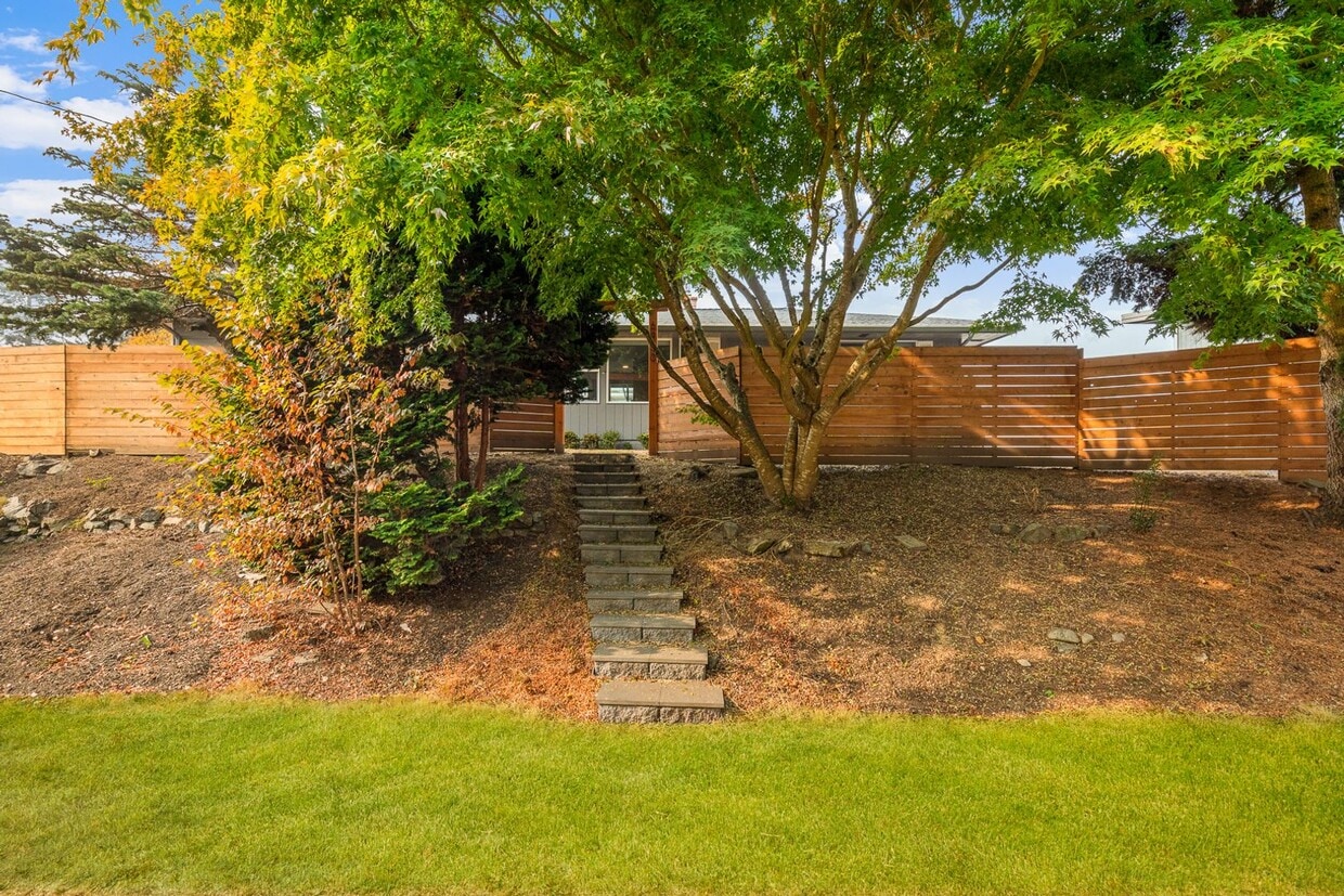 Primary Photo - Central Everett Peaceful Corner Lot - 3 Be...