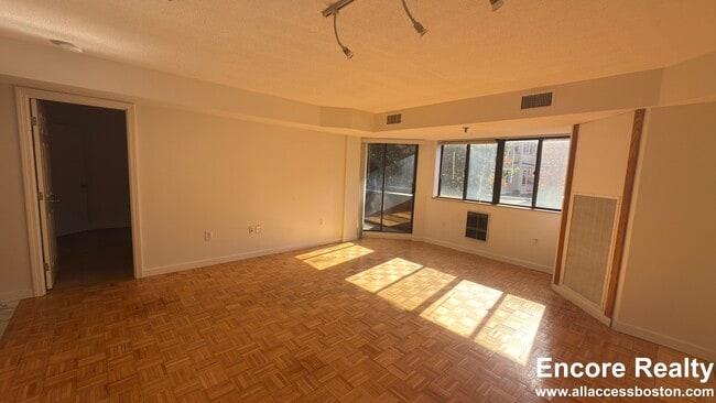 Building Photo - 152 Kelton St