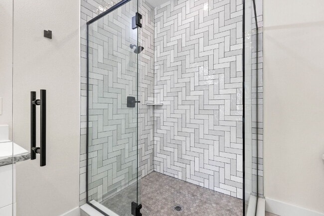 Building Photo - Beautiful 3 Bedroom Townhouse Minutes From...