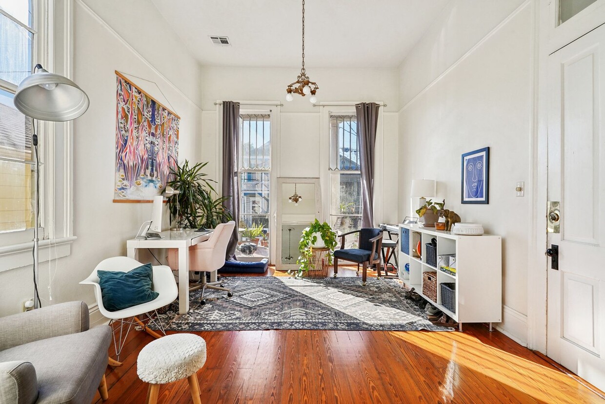 Primary Photo - Large 1 bedroom apartment in heart of Uptown