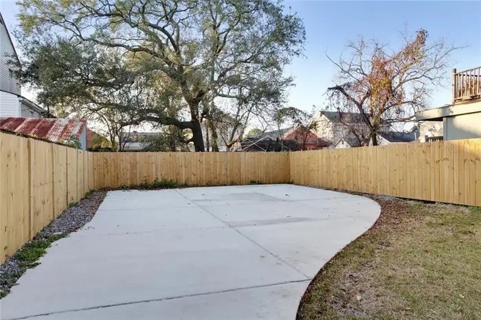 Building Photo - 425 S Lopez St