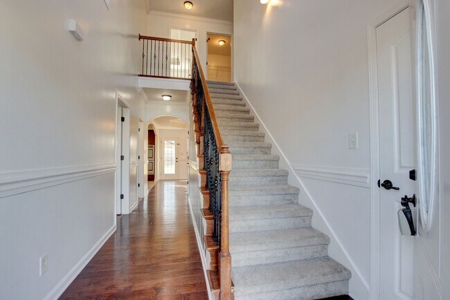 Foto del edificio - Stunning Five Bedroom With Hardwoods, Fireplace and Covered Patio in Sunset Meadows