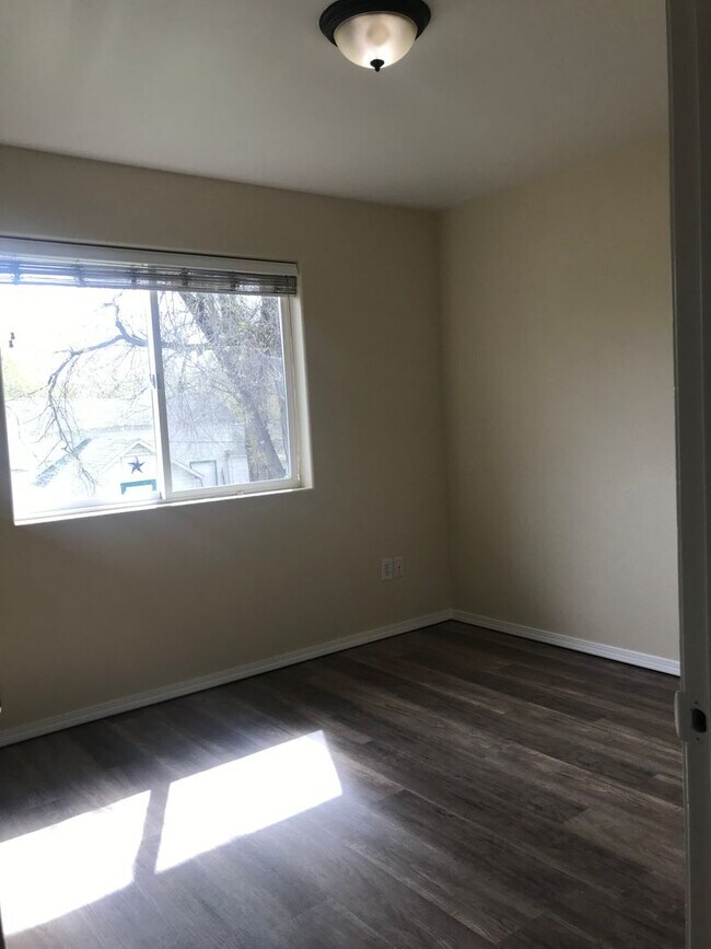 Building Photo - Newly renovated unit in 4-plex